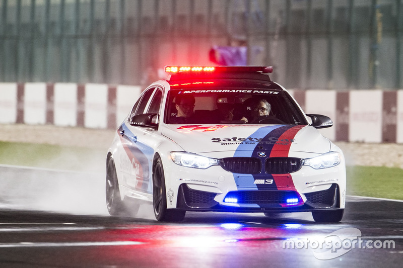 Safety Car melakukan inspeksi trek basah