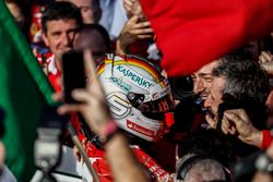 Sebastian Vettel, Ferrari, vainqueur, fête sa victoire avec son équipe dans le Parc Fermé