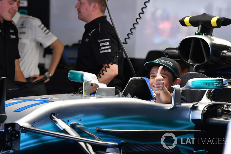 Юный болельщик за рулем Mercedes AMG F1 W08