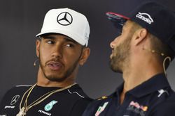 Lewis Hamilton, Mercedes AMG F1 and Daniel Ricciardo, Red Bull Racing en la conferencia de prensa