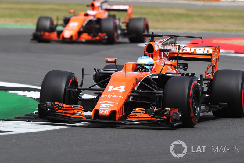 Alonso se impone en McLaren