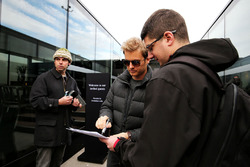 Nico Rosberg firma autógrafos para los fans