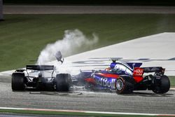 Lance Stroll, Williams FW40, Carlos Sainz Jr., Toro Rosso STR12, collide and retire