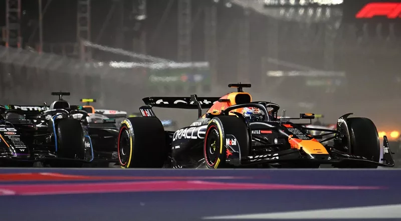 Max Verstappen, Red Bull Racing, George Russell, Mercedes