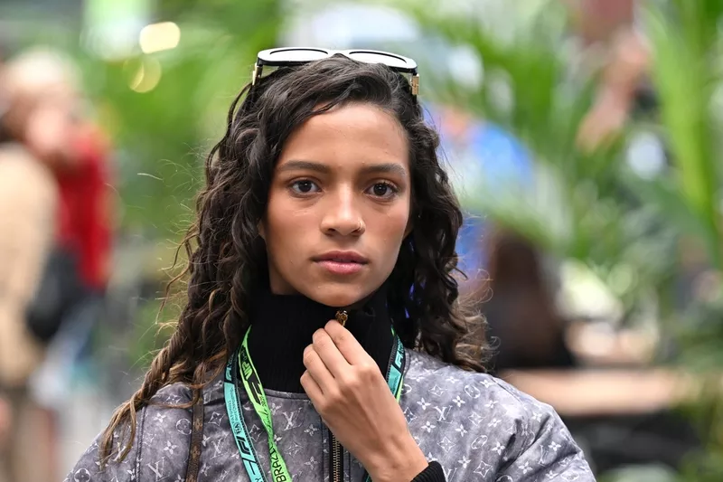 Rayssa Leal arrive au Paddock