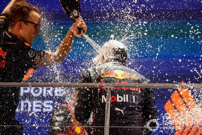 Podio: ganador Sergio Pérez, Red Bull Racing celebra con un miembro del equipo de Red Bull