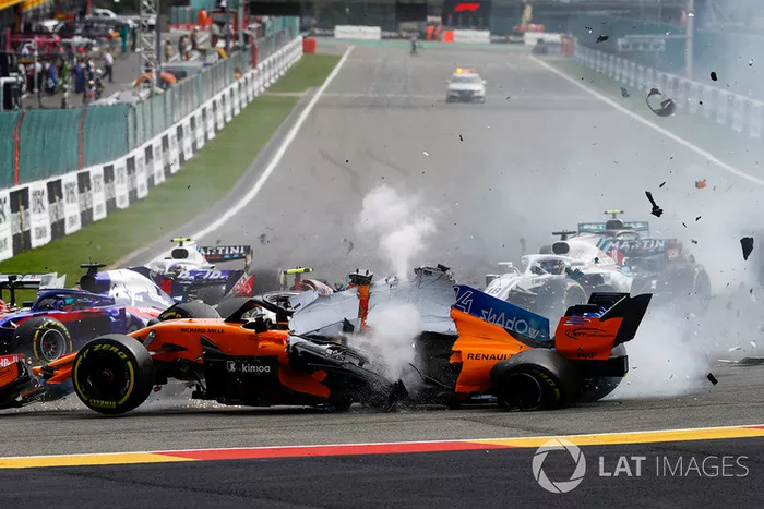 Fernando Alonso, McLaren MCL33, vuela sobre Charles Leclerc, Sauber C37, despues del contacto de Nico Hulkenberg, Renault Sport F1 Team R.S. 18, en la salida
