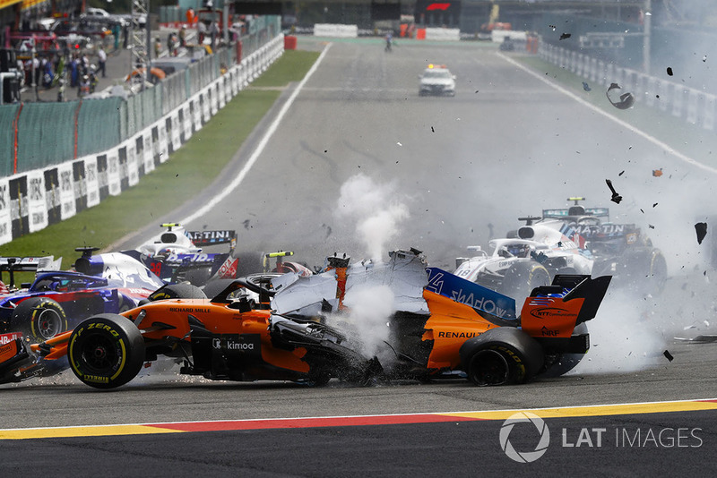 Fernando Alonso, McLaren MCL33, przelatuje nad Charles'em Leclerkiem, Sauber C37, po uderzeniu przez Nico Hülkenberga, Renault Sport F1 Team R.S. 18, na starcie