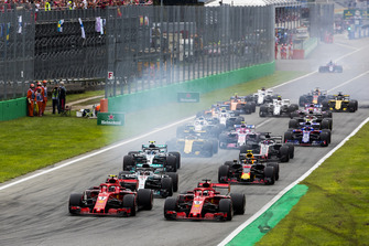 Kimi Raikkonen, Ferrari SF71H, Sebastian Vettel, Ferrari SF71H, Lewis Hamilton, Mercedes AMG F1 W09, Valtteri Bottas, Mercedes AMG F1 W09, Max Verstappen, Red Bull Racing RB14 Tag Heuer, et le reste du peloton au départ
