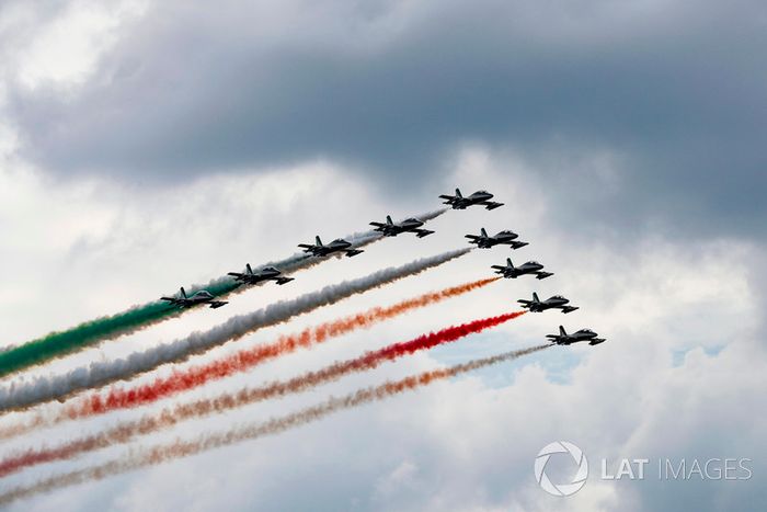 Aviones Aermacchi MB339A forman la bandera de Italia