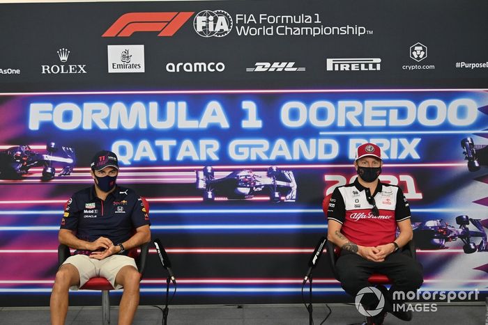 Sergio Pérez, Red Bull Racing y Kimi Raikkonen, Alfa Romeo Racing en la rueda de prensa
