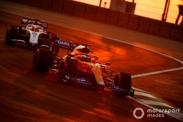 Daniel Ricciardo, McLaren MCL35M, Nikita Mazepin, Haas VF-21