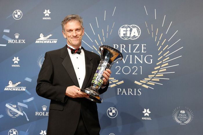 James Allison, director técnico de Mercedes con el trofeo de constructores de la F1 2021