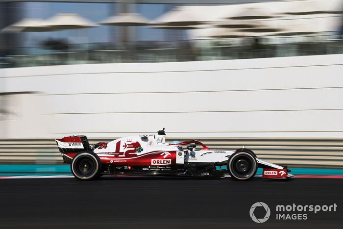 Guanyu Zhou, con un Alfa Romeo Racing C39 adaptado (muleto) con los Pirelli de 18 pulgadas  