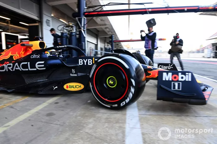 Sergio Perez, Red Bull Racing RB18, sale del garaje.