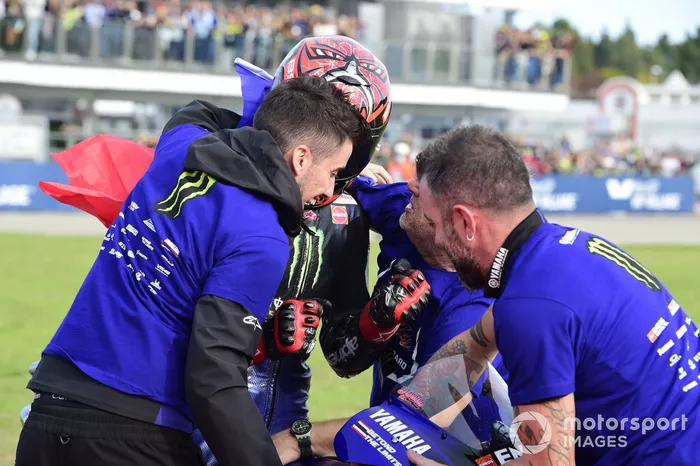 El Campeón del Mundo Fabio Quartararo, Yamaha Factory Racing celebra