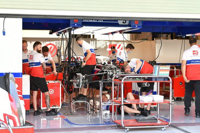 El Haas VF-21 en el box