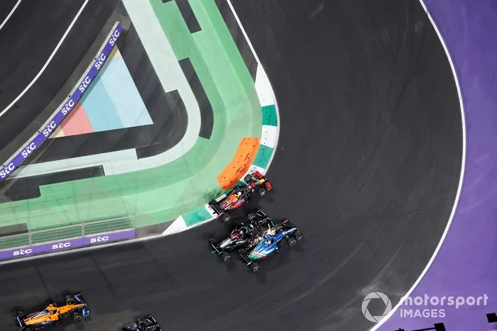 Max Verstappen, Red Bull Racing RB16B, Esteban Ocon, Alpine A521, y Lewis Hamilton, Mercedes W12, luchan por el liderato