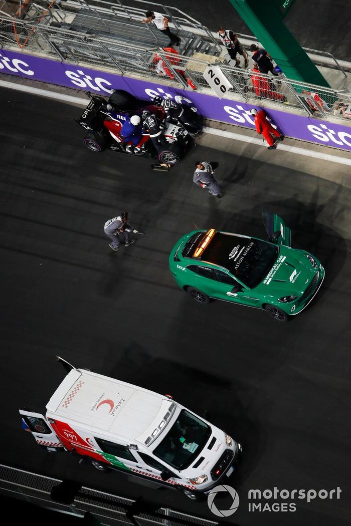 El personal médico atiende a Enzo Fittipaldi, Charouz Racing System