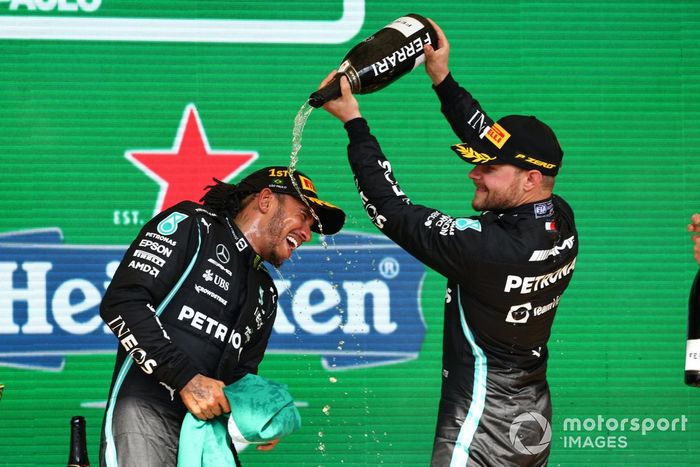 Podio: ganador Lewis Hamilton, Mercedes, tercer lugar Valtteri Bottas, Mercedes