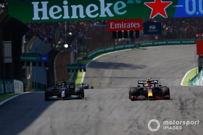 Lewis Hamilton, Mercedes W12, adelanta a Max Verstappen, Red Bull Racing RB16B, por el liderato