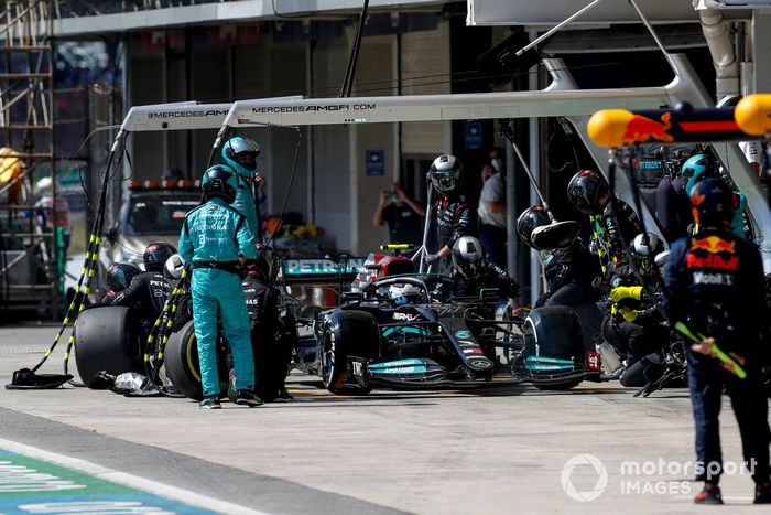 Valtteri Bottas, Mercedes W12, en boxes