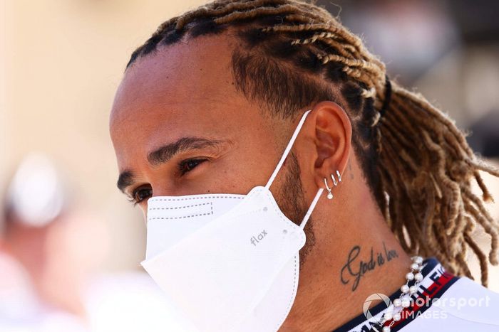 Lewis Hamilton, Mercedes-AMG, habla con la prensa