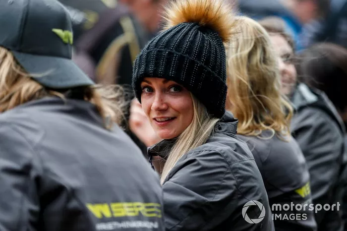 Jessica Hawkins en la sesión de autógrafos de las pilotos