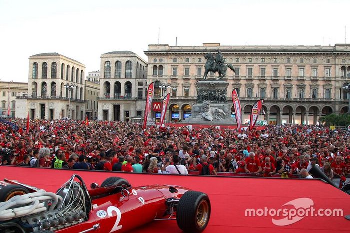 Piazza Duomo com fãs da Ferrari