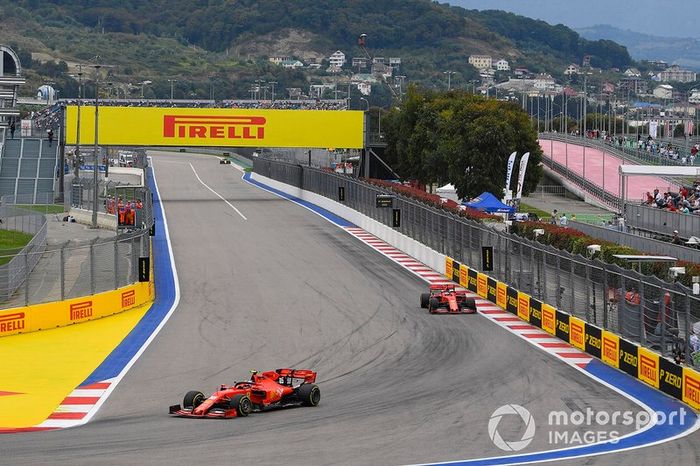 Charles Leclerc, Ferrari SF90, precede Sebastian Vettel, Ferrari SF90