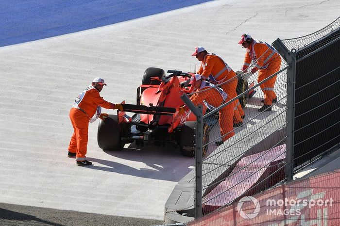 Marshal spostano l'auto di Sebastian Vettel, Ferrari SF90