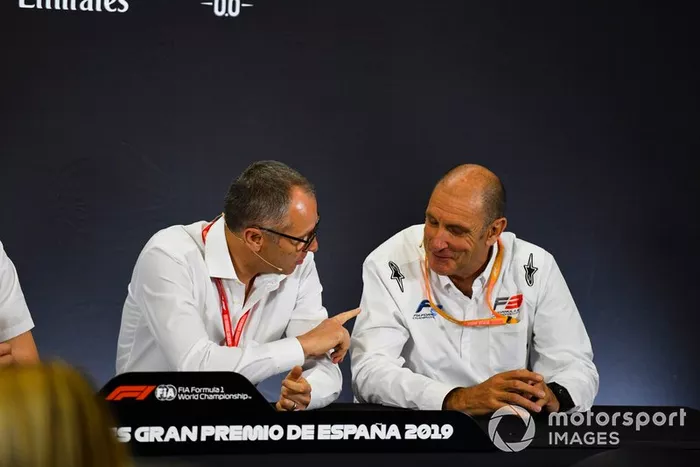 Stefano Domenicali y Bruno Michel en la rueda de prensa de los nuevos neumáticos de F2 