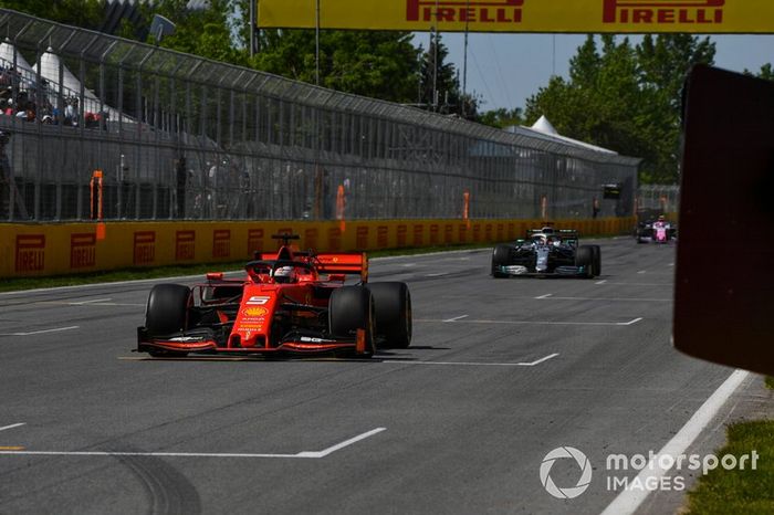 Sebastian Vettel, Ferrari SF90, lidera por delante de Lewis Hamilton, Mercedes AMG F1 W10