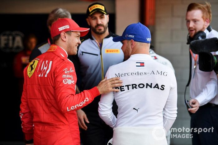 Sebastian Vettel, Ferrari, habla con el hombre de la pole Valtteri Bottas, Mercedes AMG F1, después de la Clasificación