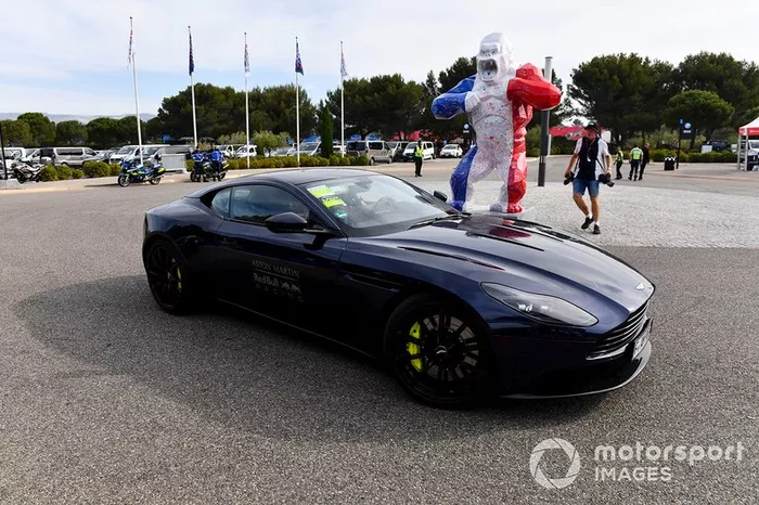 Max Verstappen, Red Bull Racing llega en un Aston Martin