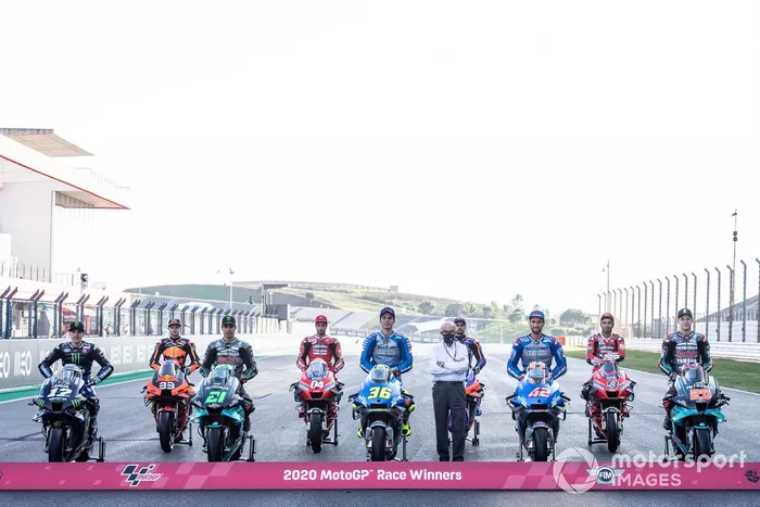 Los nueve ganadores del 2020: Maverick Viñales, Yamaha Factory Racing, Brad Binder, Red Bull KTM Factory Racing, Franco Morbidelli, Petronas Yamaha SRT, Andrea Dovizioso, Ducati Team, Joan Mir, Team Suzuki MotoGP, Miguel Oliveira, Red Bull KTM Tech 3, Alex Rins, Team Suzuki MotoGP, Danilo Petrucci, Ducati Team, Fabio Quartararo, Petronas Yamaha SRT