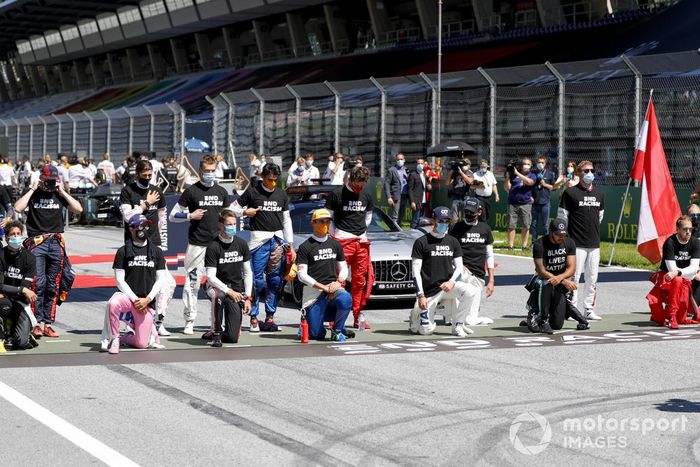  Pilotos arrodillados en apoyo de la campaña Black Lives Matter