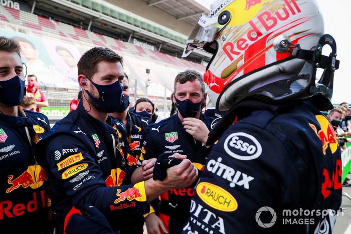 Segundo lugar Max Verstappen, Red Bull Racing celebra