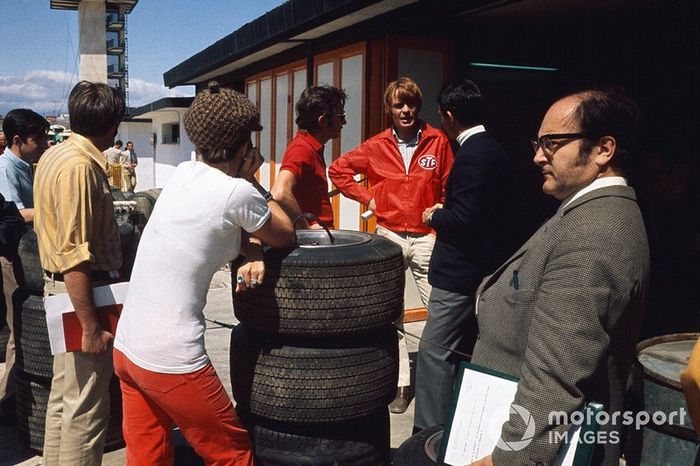 Jo Siffert, Marzo 701-Ford, conversan con Max Mosley, Director Comercial en los pits