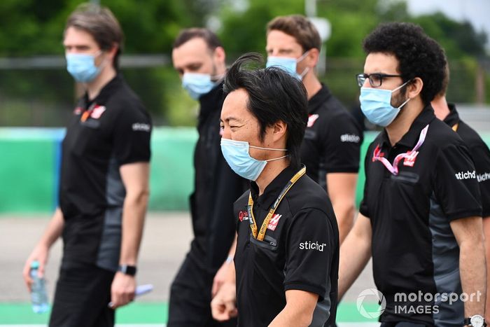 Ayao Komatsu, Ingeniero Jefe de Carreras, Haas F1, camina por la pista con sus colegas