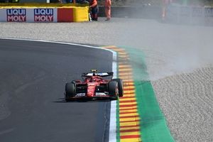 Carlos Sainz, Ferrari SF-24, se va a la grava