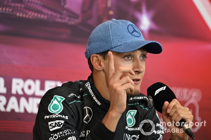 George Russell, Mercedes-AMG F1 Team, 1ª posición, en la rueda de prensa posterior a la carrera 