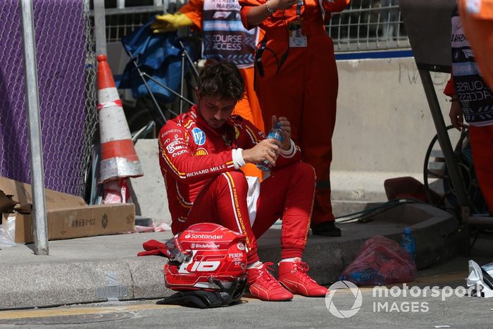 Charles Leclerc, Scuderia Ferrari, se sienta tras chocar contra la barrera