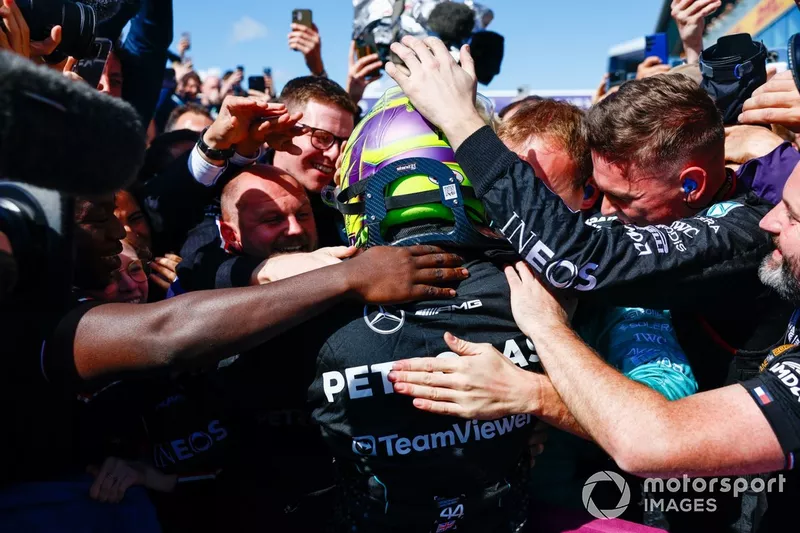 Le vainqueur de la course, Lewis Hamilton, de l'écurie Mercedes-AMG F1 Team, fête son succès avec ses collègues dans le parc ferme.