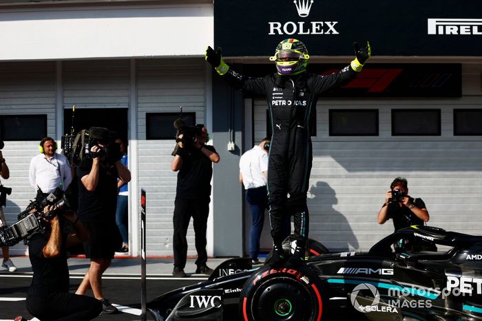 El hombre de la pole Lewis Hamilton, Mercedes-AMG, lo celebra en Parc Ferme