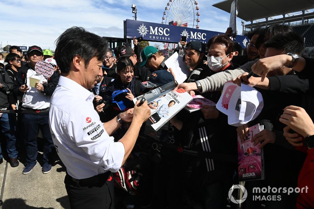 Ayao Komatsu, chefe de equipa da Haas F1 Team, dá autógrafos aos fãs
