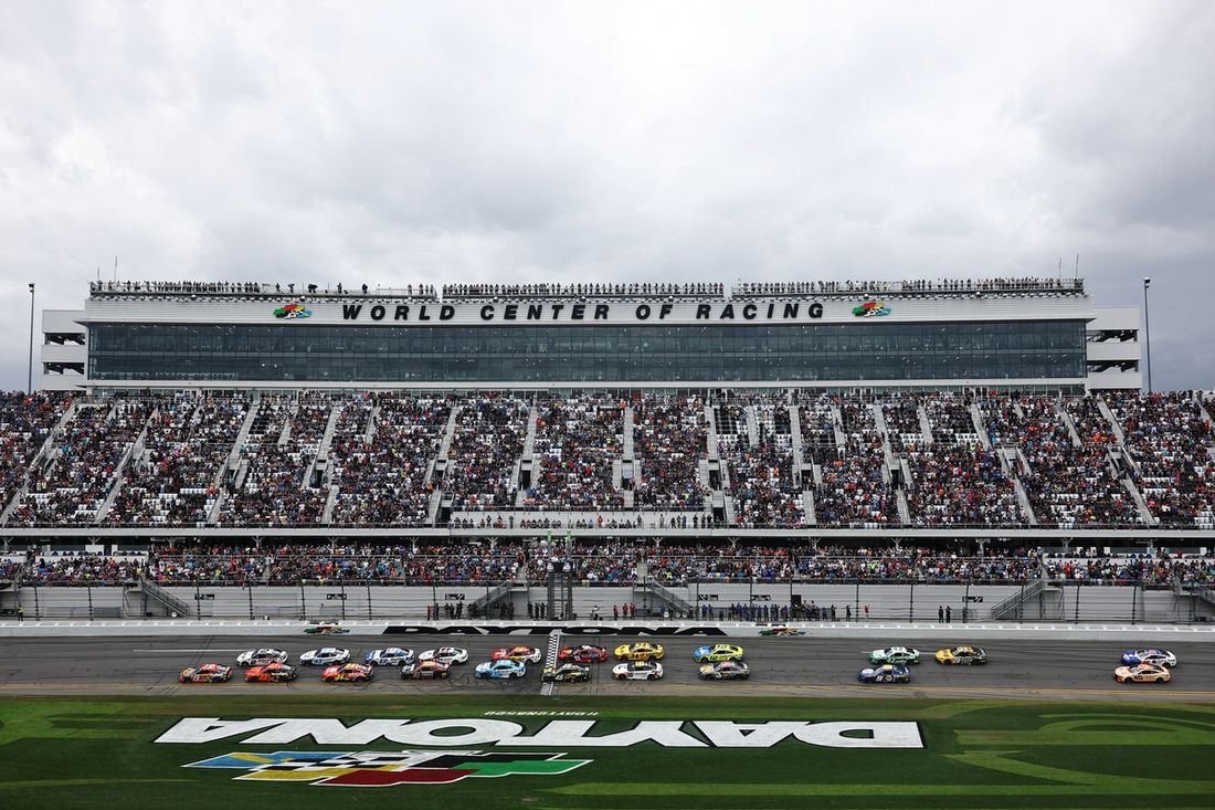 Chase Briscoe, Joe Gibbs Racing Toyota lidera el campo durante el inicio de la carrera