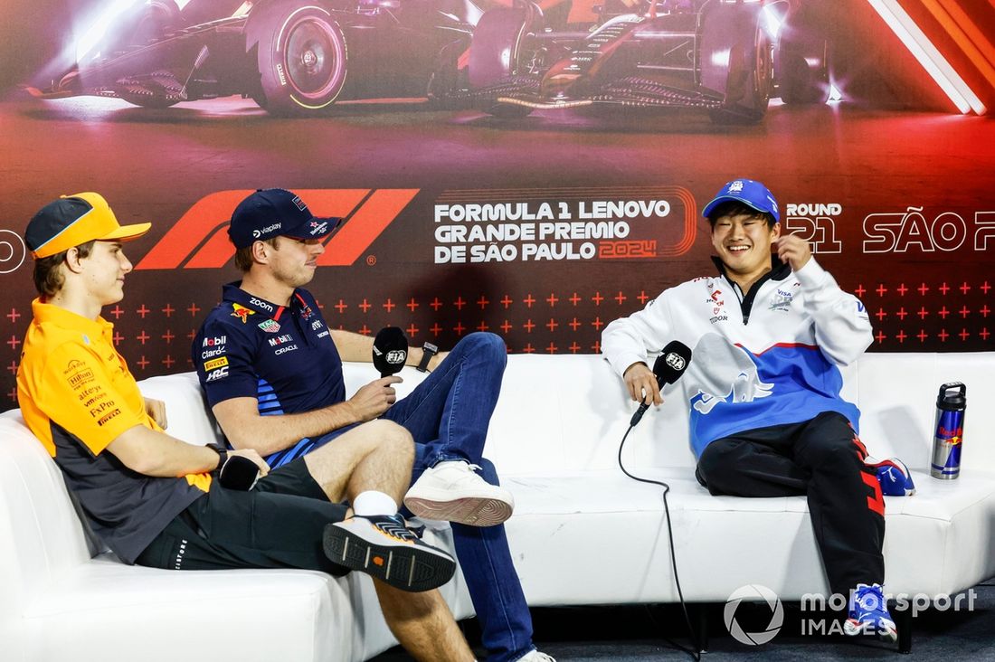 Oscar Piastri, McLaren F1 Team, Max Verstappen, Red Bull Racing, Yuki Tsunoda, Visa Cash App RB F1 Team, en la rueda de prensa 