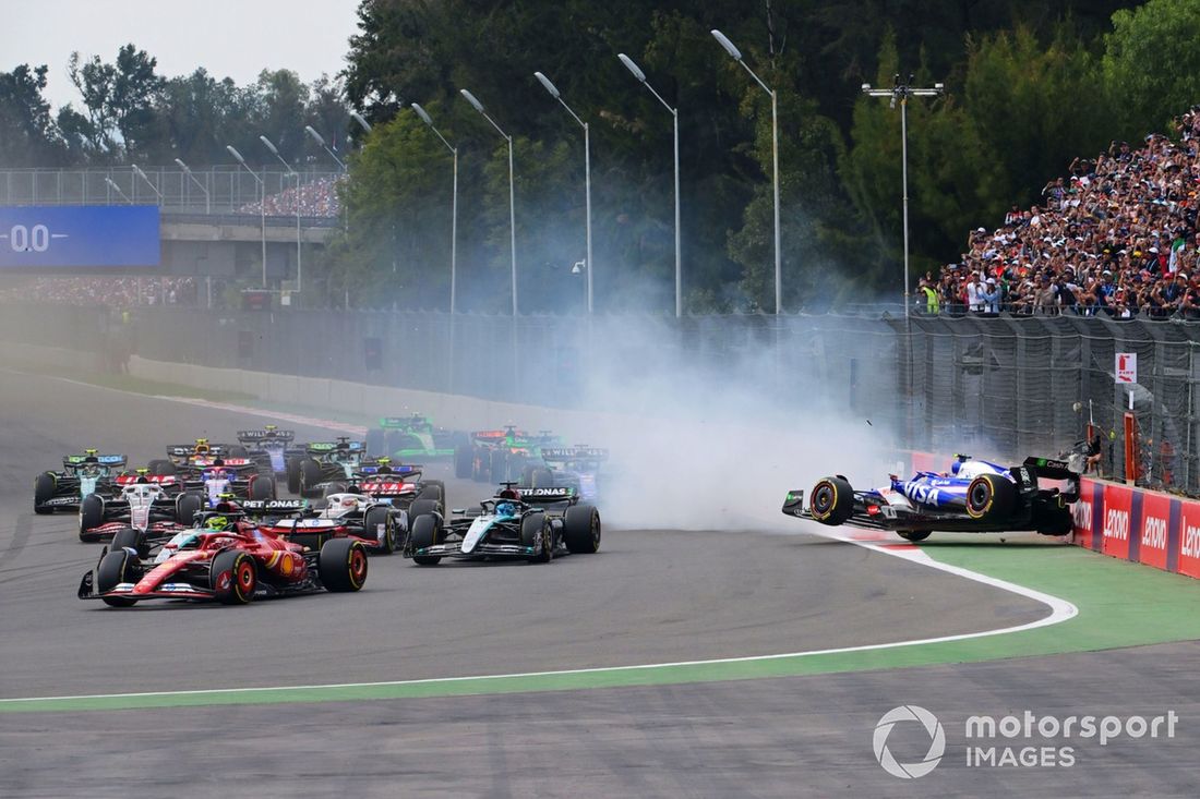 Yuki Tsunoda, RB F1 Team VCARB 01, ulega wypadkowi na pierwszym okrążeniu wyścigu.