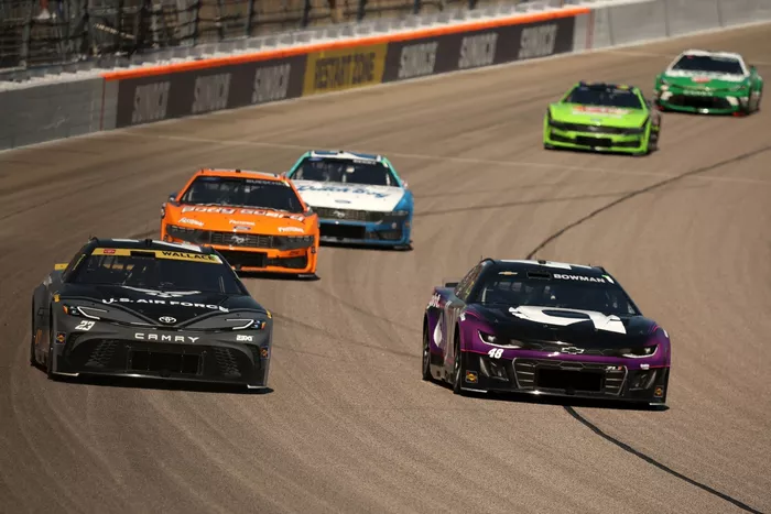 Bubba Wallace, 23XI Racing Toyota, Alex Bowman, Hendrick Motorsports Chevrolet